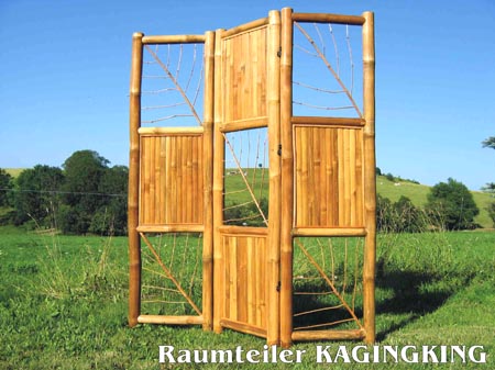 Bild zeigt den Bambus Raumteiler KAGINGKING als spanische Wand aus Bambus in seiner halb-offenen Ausführungen aus 3 Segmenten zusammengesetzt Produktfoto