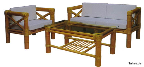 Bild zeigt die Outdoor-Sitzgarnitur BAMBOO ohne dem 2. Sessel und dem Sitz ohne Lehne, die im Lieferumfang jedoch inbegriffen sind Produktfoto