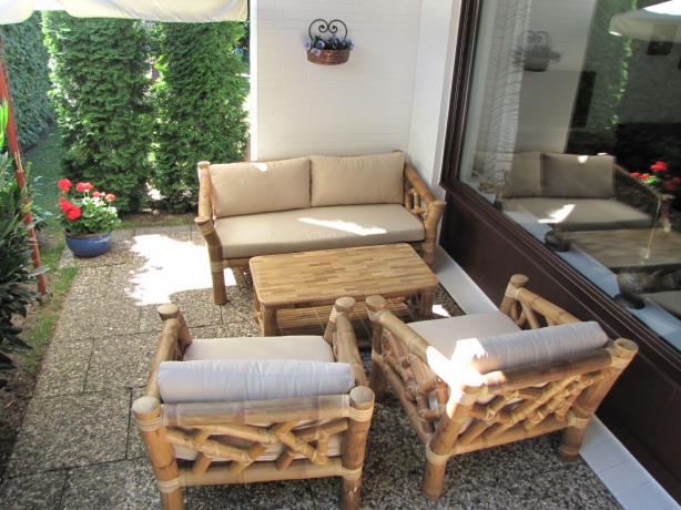 Kundenfoto als Einrichtungsbeispiel: die 2-Sitzer Bambus Couchgarnitur LAFCO auf überdachter Gartenterrasse Produktfoto