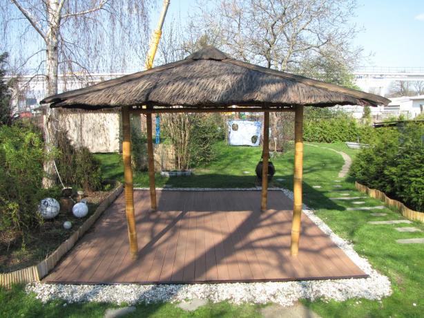 Offener Bambus Pavillon in quadratischer Ausführung in der Seitenansicht Produktfoto