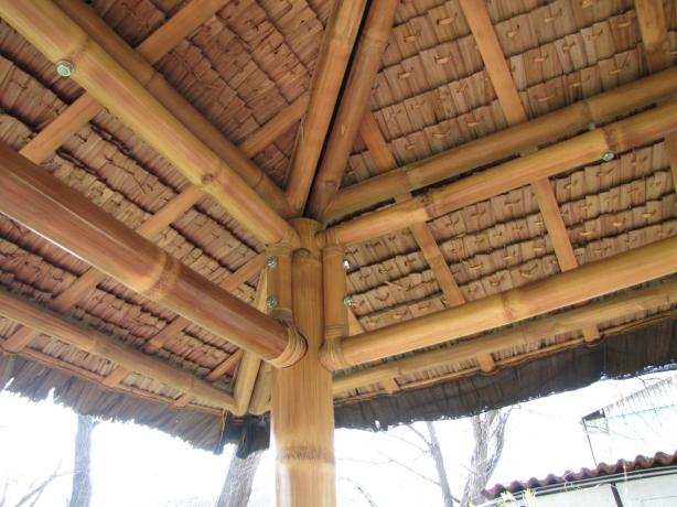 Dachkonstruktion vom Bambus Pavillon mit Palmenblatt Schindeldach Produktfoto