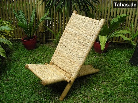 Relaxstuhl – Bambus & Ratten als Bambus Liegestuhl mit Lehne & Sitzfläche aus strapazierfähigem Rattan in der seitlichen Vorderansicht Produktfoto