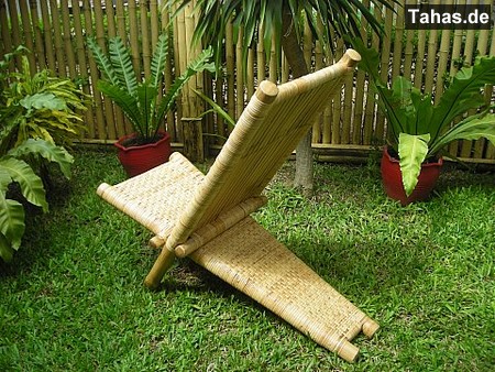 Seitliche Ansicht vom Bambus Liegestuhl mit Rattan von hinten Produktfoto