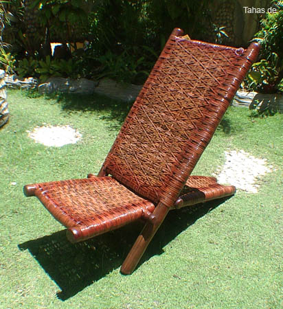Relaxstuhl – Bambus & Rattan (Amberfarben) in der seitlichen Vorderansicht Produktfoto